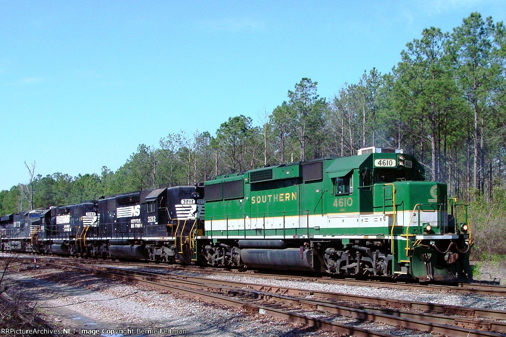Southern Railway (Norfolk Southern) GP59 #4610, SD40-2 #3212 and GP38-2 #5153 build G99's train 